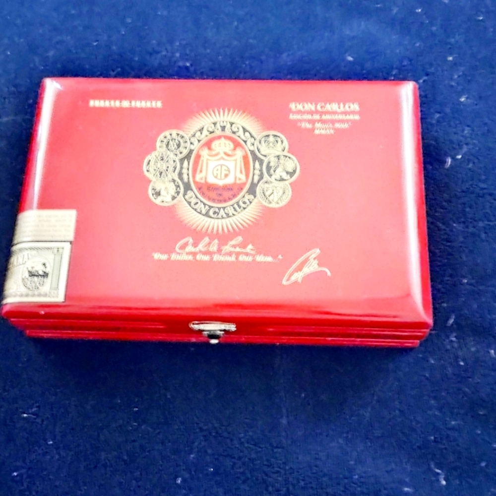 Don Carlos Eye of the Shark cigar box